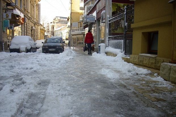 Софийските улици обработени срещу заледяване, уверяват от общината