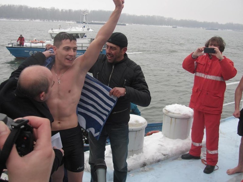 Кой извади кръста от ледените води на Богоявление (обзор)