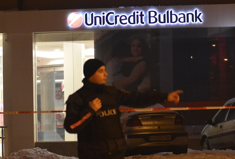 След банковия грабеж в "Люлин":
Проверяват дали чувалите са били извън касата