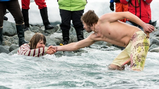 Българин извади богоявленския кръст от ледените води на Антарктика