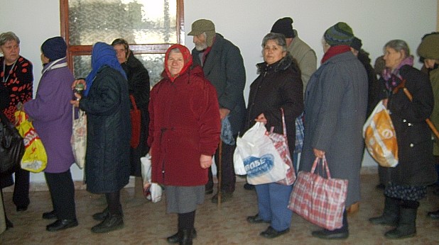 Пенсионери припаднаха на опашки за пенсии