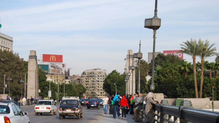 Маскирани стреляха по туристи в Кайро