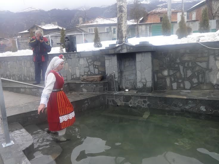 Окъпаха шест млади булки в Карлово
