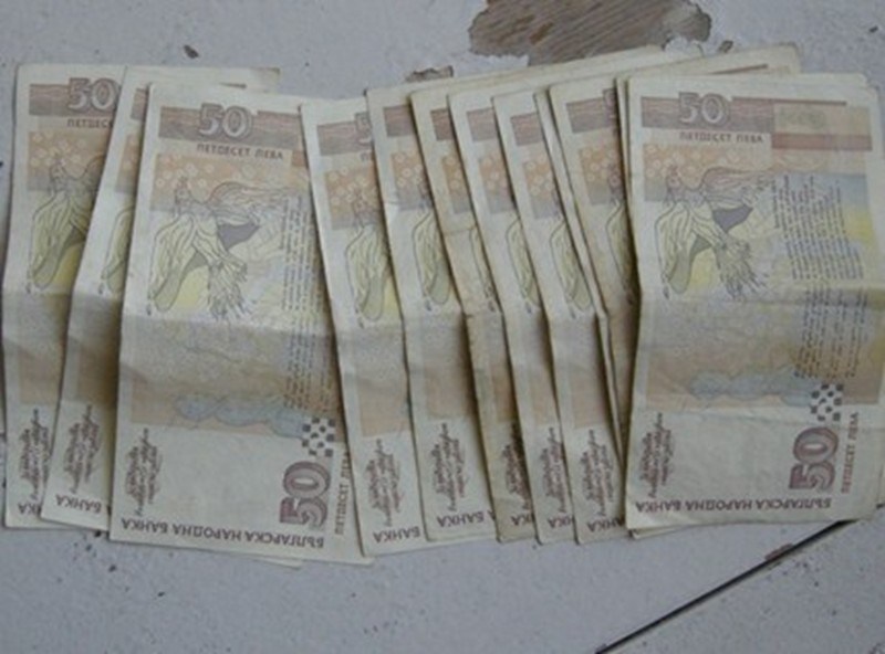 Данъчни пиха кафе за 500 лв.