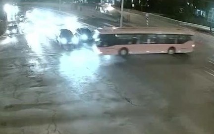 Вижте как автобусът минава на червено и отнася джип в София