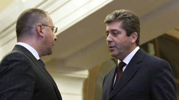 Станишев намигва към Първанов за президентския вот, гледа и към центъра