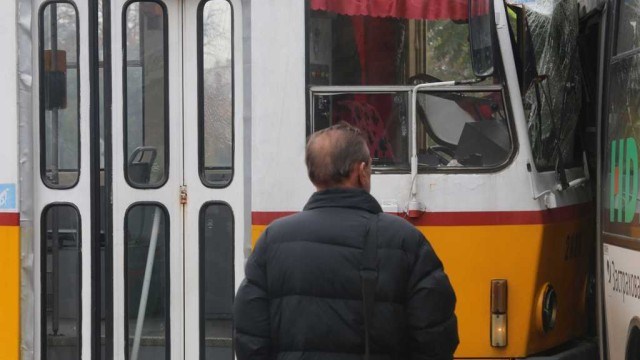 Жената, блъсната от трамвай, е с фрактура на черепа и счупен таз