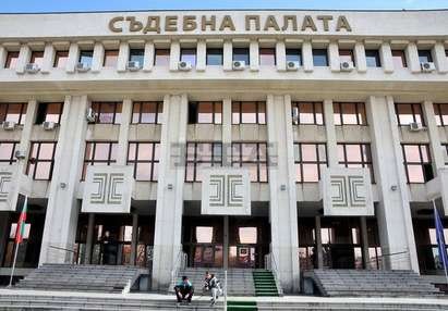 Братоубиец съди България за половин милион лева, иска чисти тоалетни
