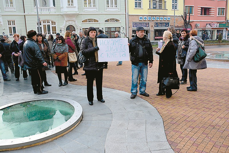 Протест на музиканти и танцьори в Сливен