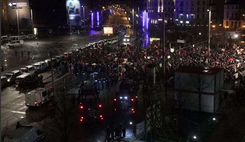 Нощ на безредици в Лайпциг, хиляди на протест срещу бежанците
