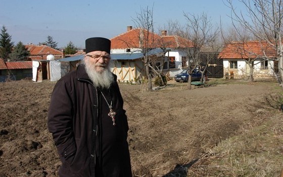 Биха мъж, задявал булки в комуната на отец Иван