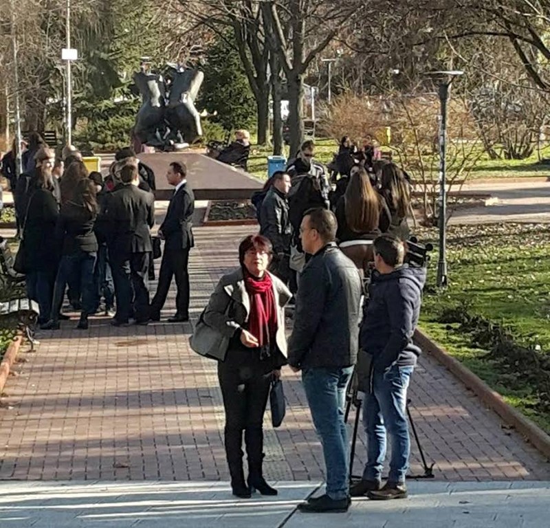 Над 100 студенти и докторанти се стекоха на митинг в защита на академията в Свищов