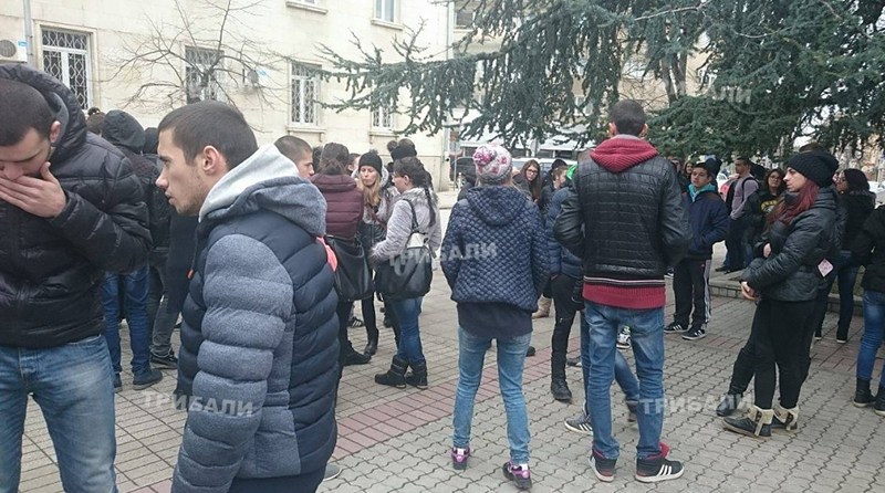 Врачани препречиха входа към съда на Поничките