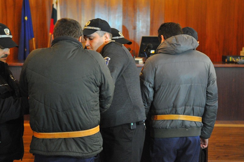 Домашен арест вместо решетки за убийците на Тодор. Враца в шок, 50 съученици
крещят: “Убийци!” (обзор)