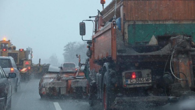 238 снегорина на пътищата в страната, вали сняг в почти цяла Западна България