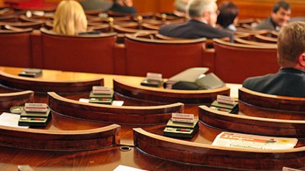 С 90 000 лв. глобени депутатите заради бягства от работа