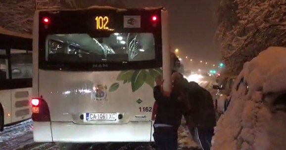 Автобус буксува в снега в София, група столичани се опитаха да го избутат
