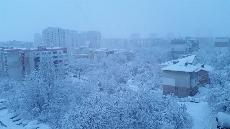 Фандъкова струпва снегорините в кварталите, започна почистването на тротоарите