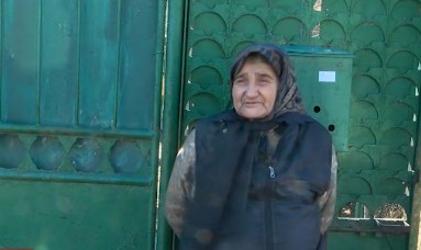 Жената, скрила смъртта на родителите си, спяла между телата им седмица с една кокошка
