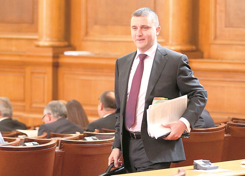 Финансовият министър иска власт над закъсали общини