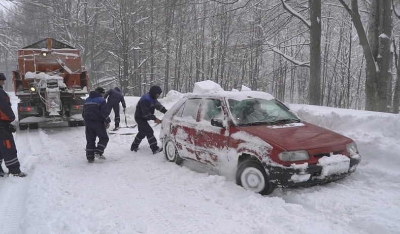 Снежната блокада продължава, властите зоват да не се пътува
