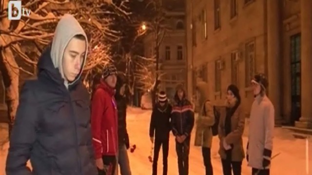 Приятелите на убития Тодор протестират с цветя пред съдебната палата във Враца