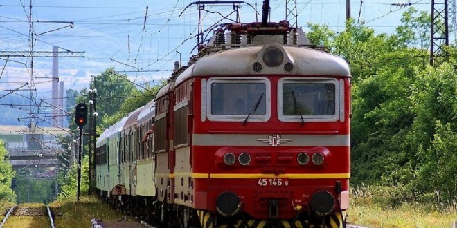Движението на влакове спря в три участъка