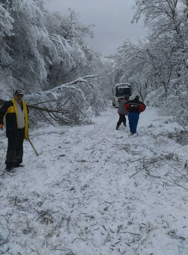 Зимата откъсна въдичарско село на Струма