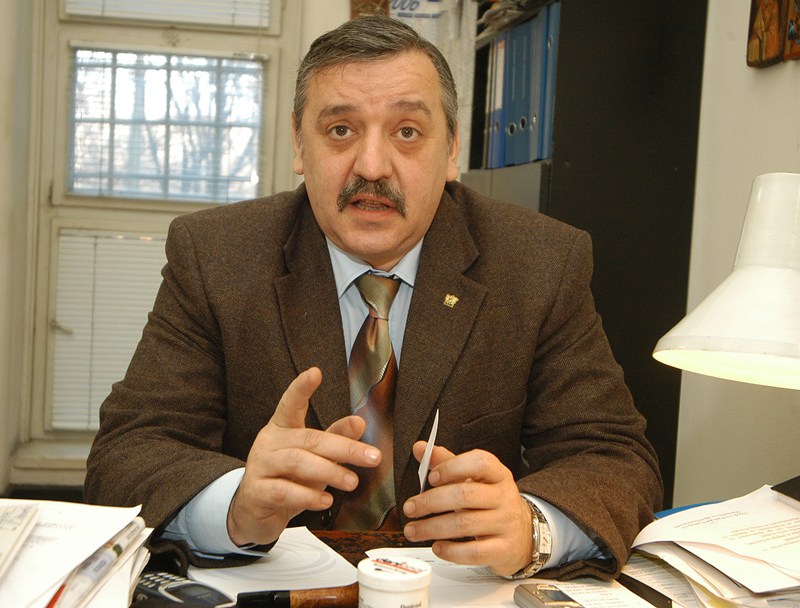 Проф. Тодор Кантарджиев пред "Труд": Киселото зеле и туршиите държат грипа далече