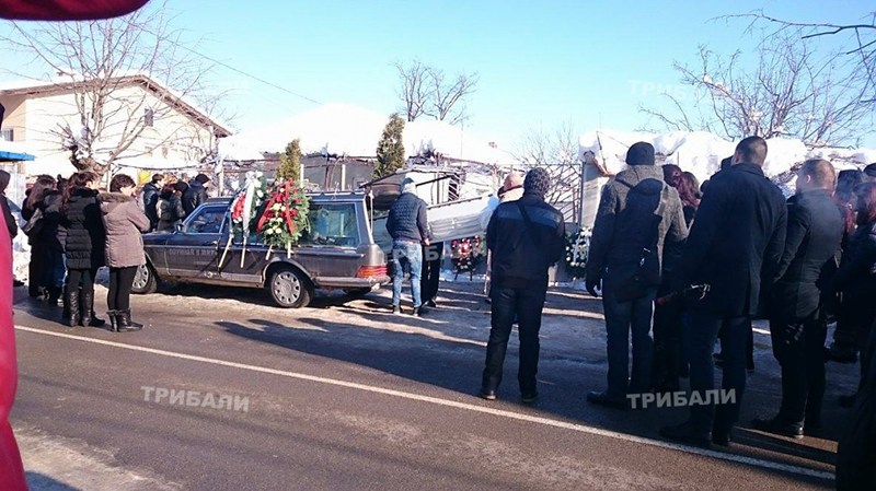 Погребаха Тодор в затворен ковчег