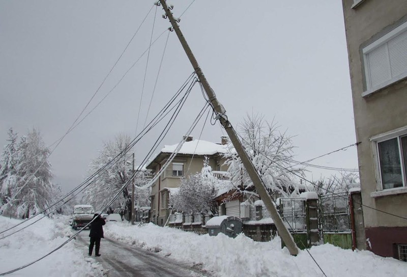 Свалят незаконните кабели в Шумен