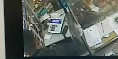 Нагъл обир на магазин във Варна показват видеокамери