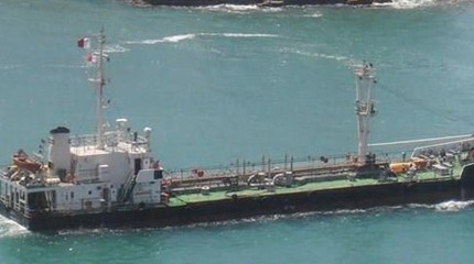 У нас са двамата моряци, обвинени в контрабанда на петрол