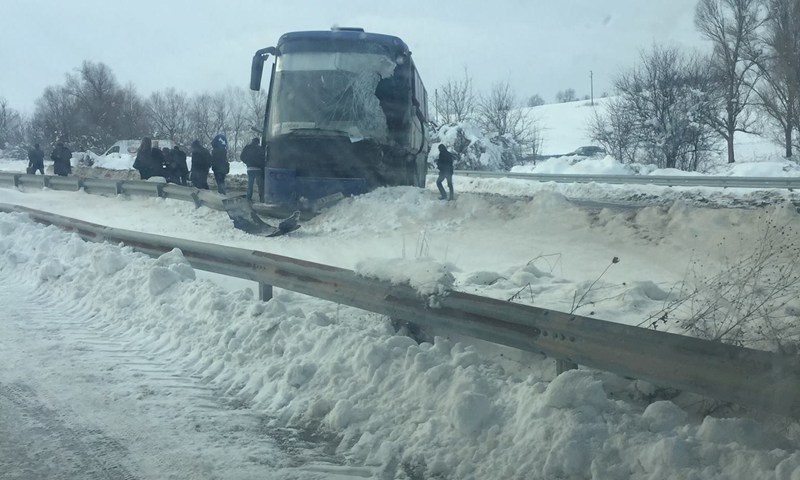 Катастрофа между два автобуса и микробус, има ранени пътници
