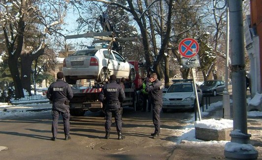 Кюстендилският паяк вдигнал закъсала патрулка