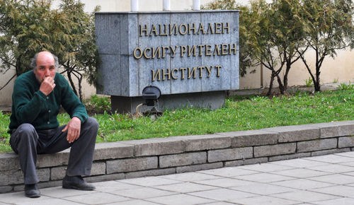 Фирми масово пенсионират хора, навършили възрастта