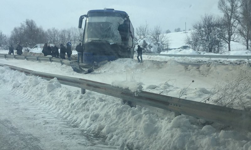 Осем ранени при катастрофата между два автобуса, хората чупили прозорци, за да се спасят