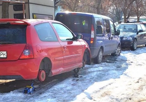 50-ина коли осъмнаха с нарязани гуми край нощен клуб в Пловдив