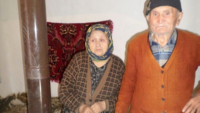 Баба и дядо живеят повече от седмица в наводнена къща