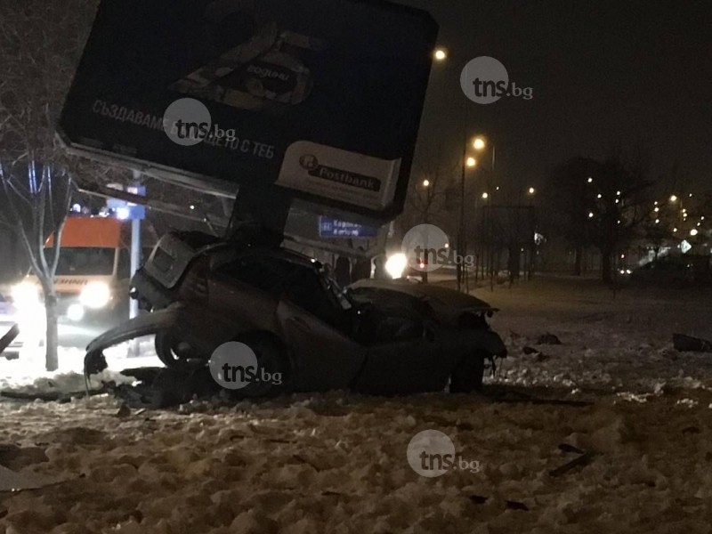 Автомобил мина през спирка и се заби в билборд в Пловдив, има загинал