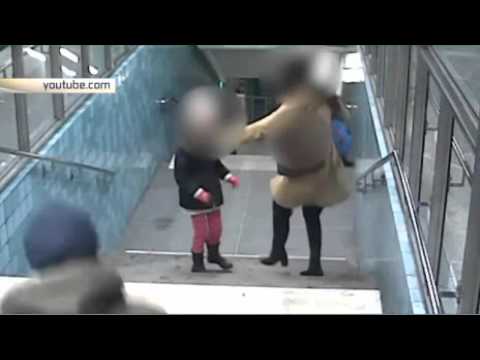 Мигрант рита в корема жена с деца, попречила му да ограби човек в шведско метро