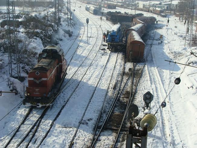 С дни ще разчистват "потрошената" жп гара Дупница