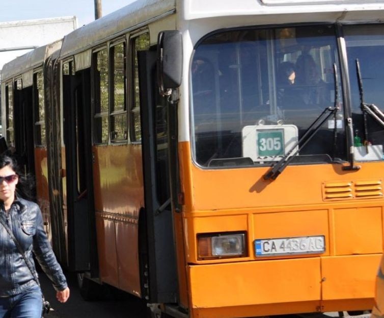 Нападнаха с бокс шофьор на автобус в София