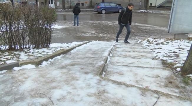 Жена падна на леда на рождения си ден, удари я бус