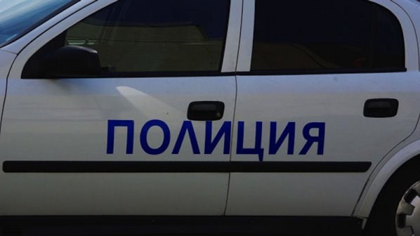Видинчанин хвърли камък по патрулка, счупи стъклото на колата