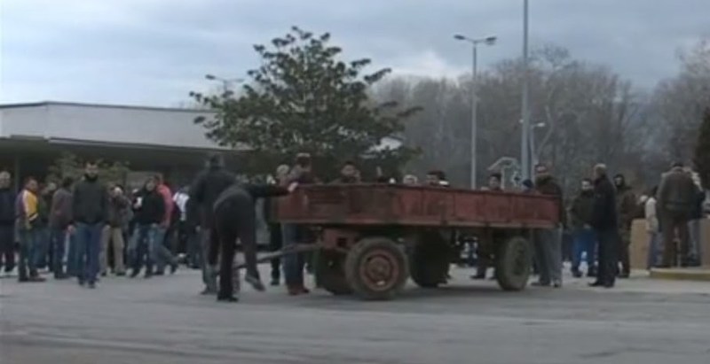 Гръцки фермери пак блокираха Кулата, запалиха бали със сено и портрет на гръцкия земеделски министър