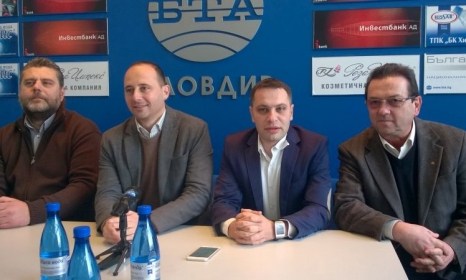 ВМРО-Пловдив обвини министър Танев в национално предателство, иска му оставката заради новите учебни планове