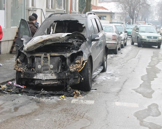 Опожариха Мерцедеса на уволнен  шеф на Фонд "Земеделие" в Благоевград