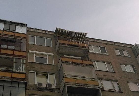 Леден блок падна и счупи носа на млада жена в София