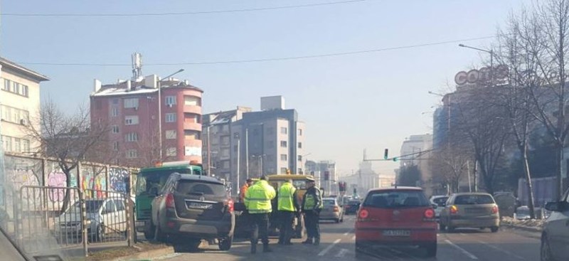 Джип кацна върху ограда на столичния бул. "Тодор Александров"